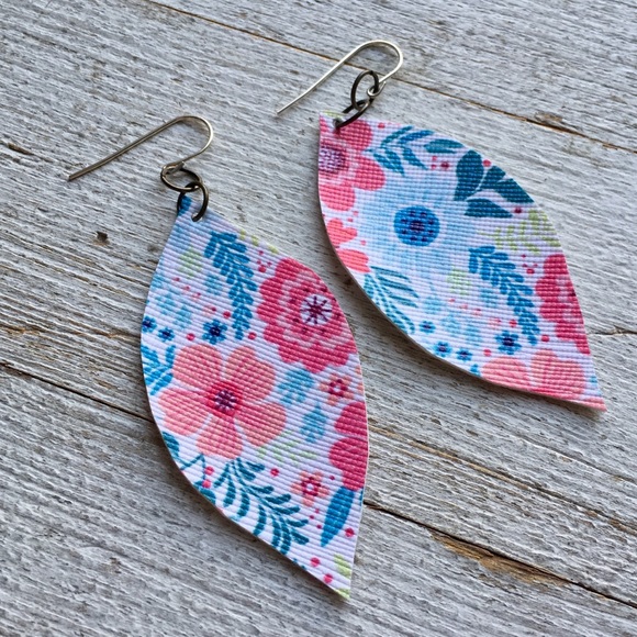 Jewelry - 🌸Wildflowers leather earrings - hot pink & aqua
